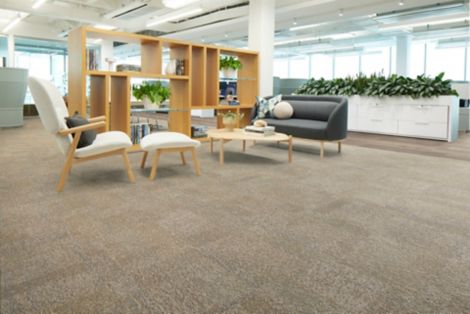 Interface Pressed for Time carpet tile with Northern Grain LVT in workplace lobby afbeeldingnummer 3