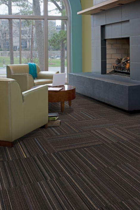 Interface Primary Stitch and Sew Straight carpet tile in seating area with fireplace numéro d’image 3