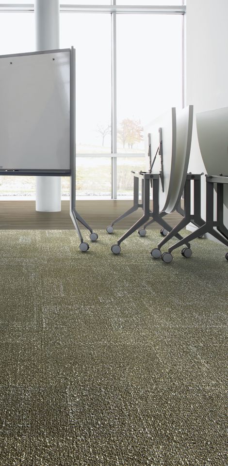 Interface Profile carpet tile and Studio Set LVT in meeting room with chairs and whiteboard imagen número 2