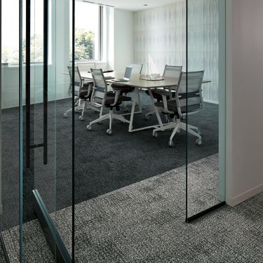 Interface Puppy Love carpet tile in meeting room imagen número 1