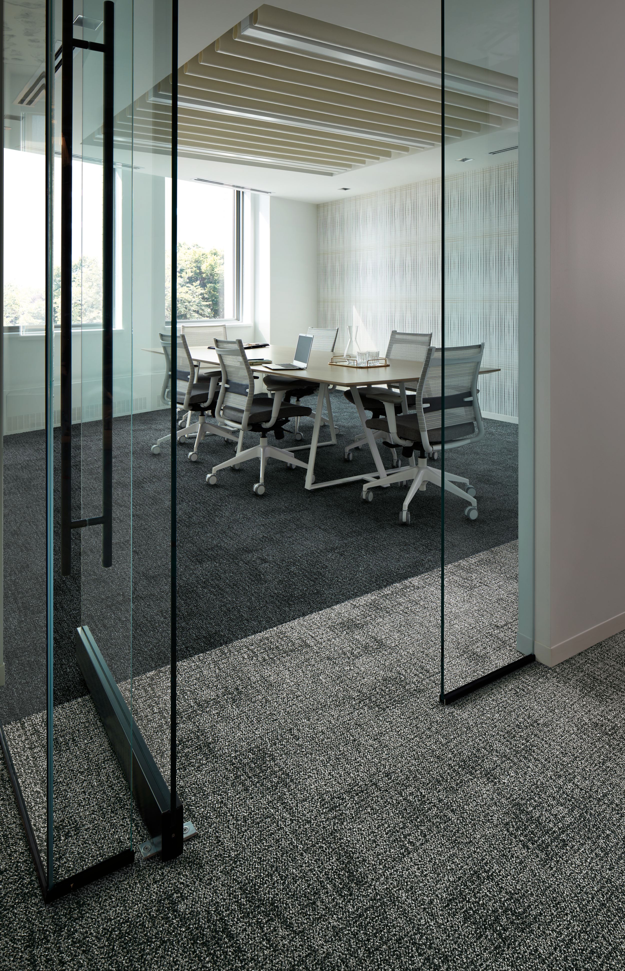 Interface Puppy Love carpet tile in meeting room imagen número 1