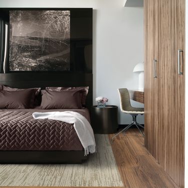 Interface RMS 510 plank carpet tile with Natural Woodograins LVT in hotel guest room with robe on bed numéro d’image 1