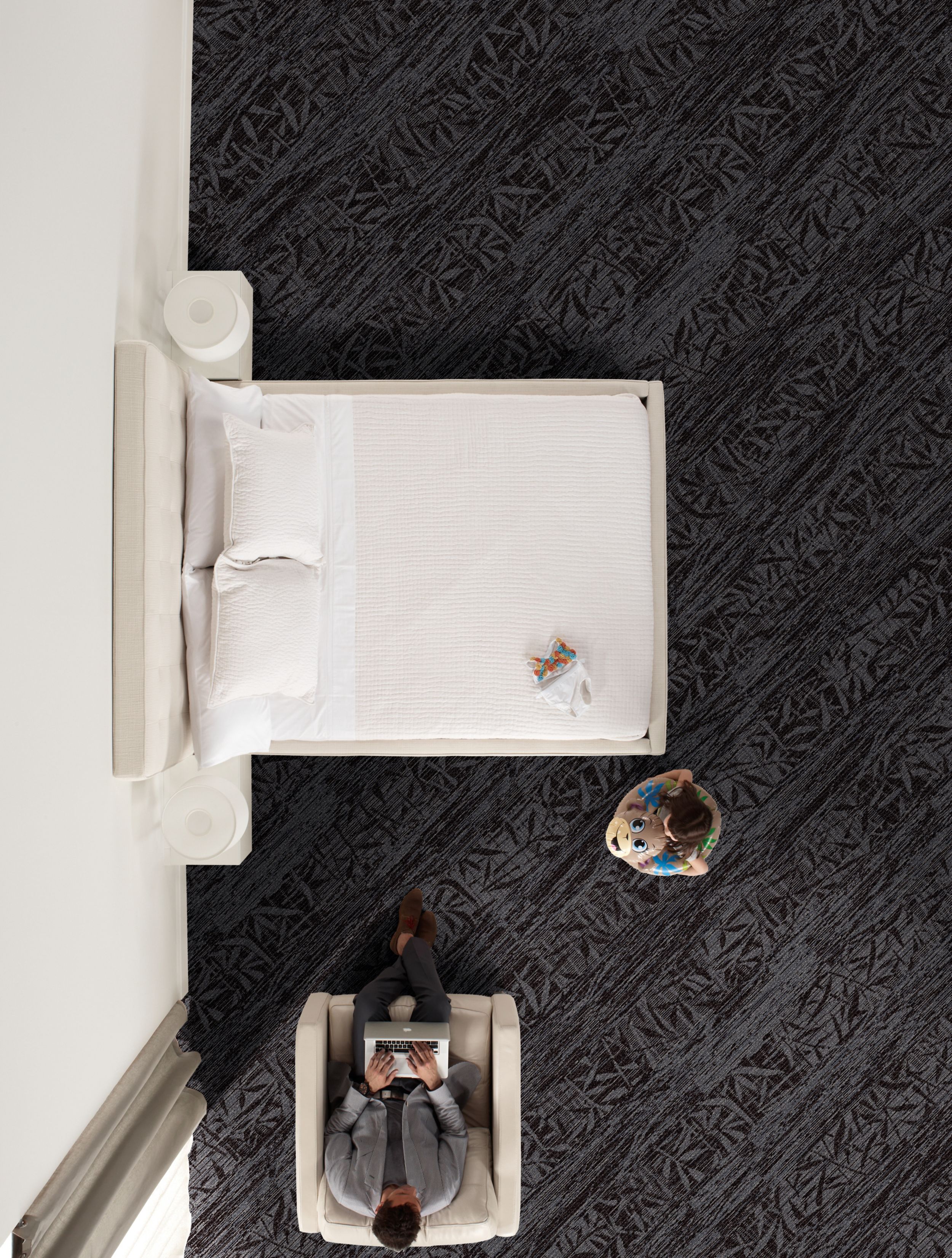 Interface RMS 507 and RMS 508 plank carpet tile in hotel guest room with woman on computer and girl holding stuffed animal numéro d’image 4