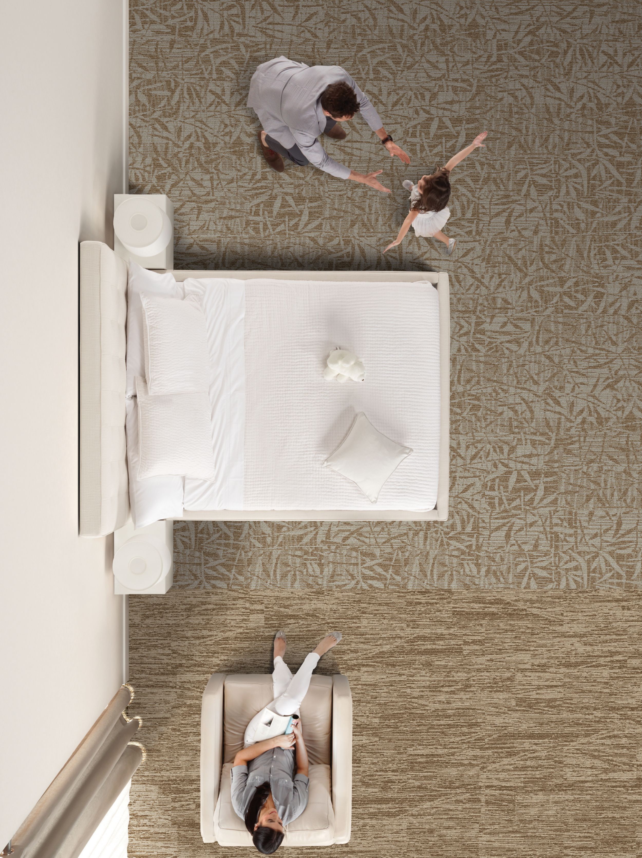 RMS 507 and RMS 508 plank carpet tile in hotel guest room with man, woman and child numéro d’image 9