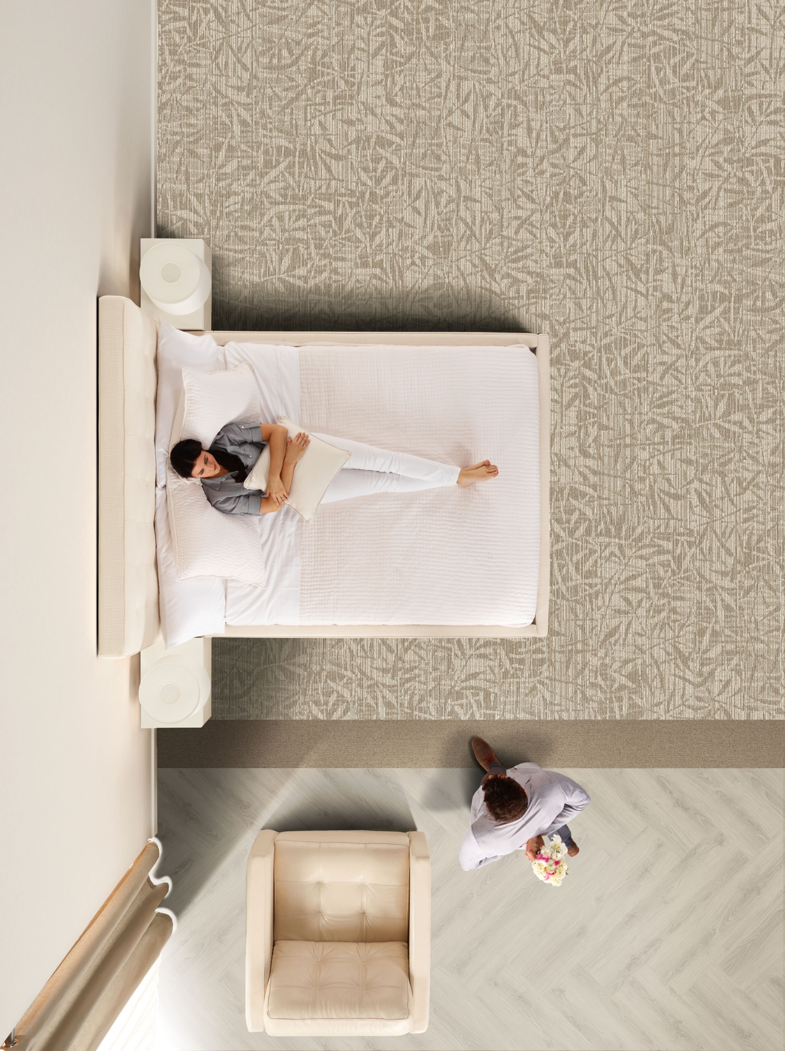 Interface RMS 508 and On Line plank carpet tile with Natural Woodgrains LVT in hotel guest room numéro d’image 3