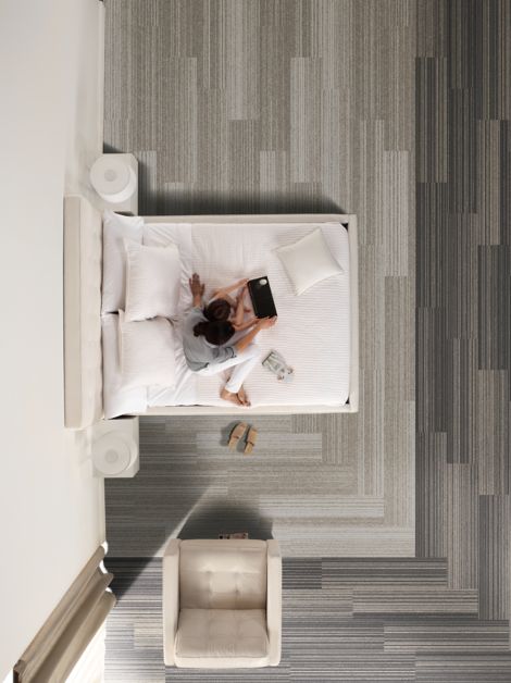 Interface RMS 509 plank carpet tile in hotel guest room with woman and child on bed numéro d’image 4
