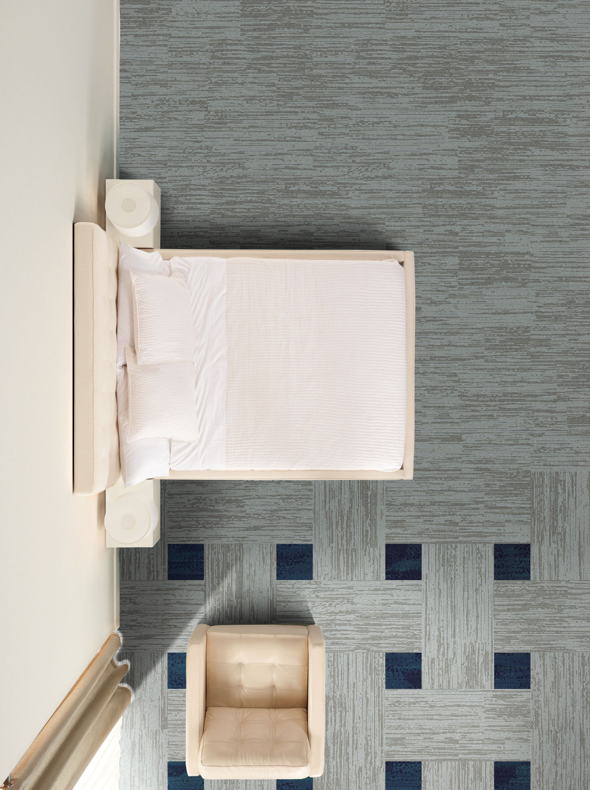 Interface RMS 510 plank carpet tile with Studio Set LVT in hotel guest room imagen número 2