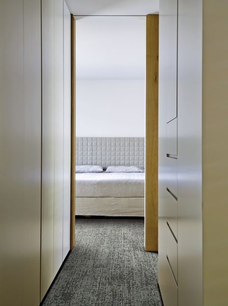 Narrow view off Interface RMS 511 plank carpet tile in hotel guest room numéro d’image 5