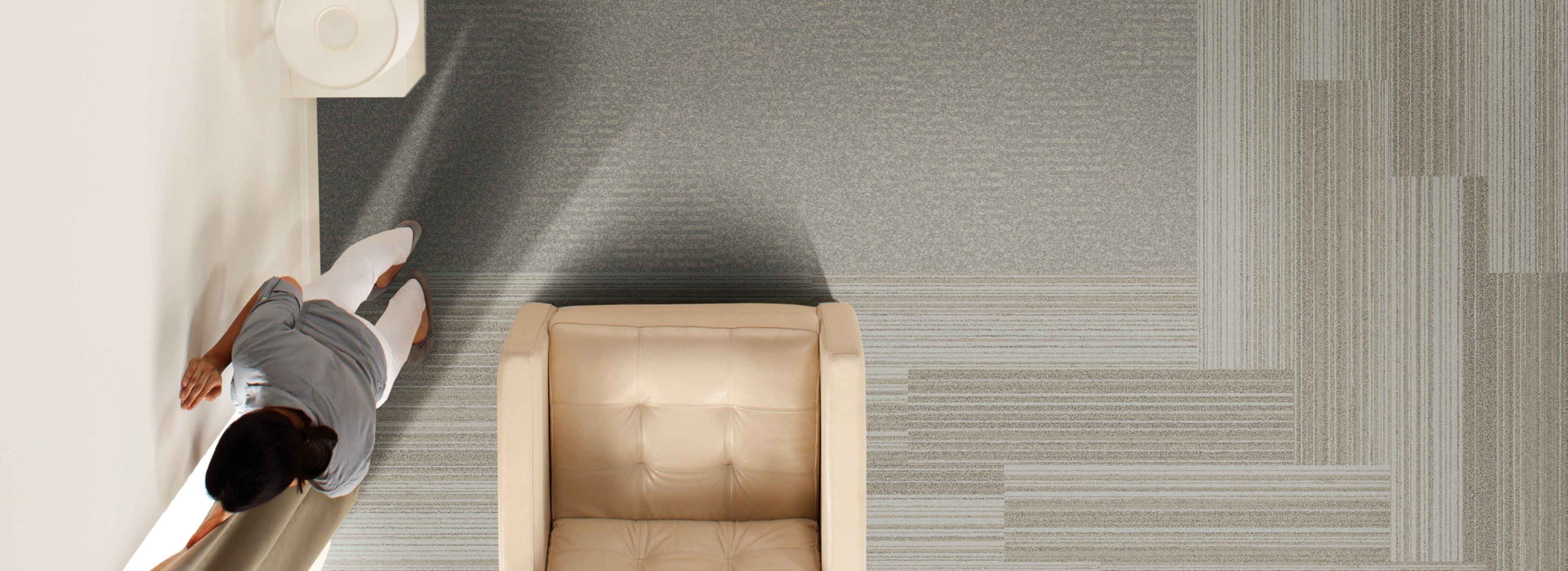 Interface RMS 509 and RMS 702 plank carpet tile in hotel guest room numéro d’image 1