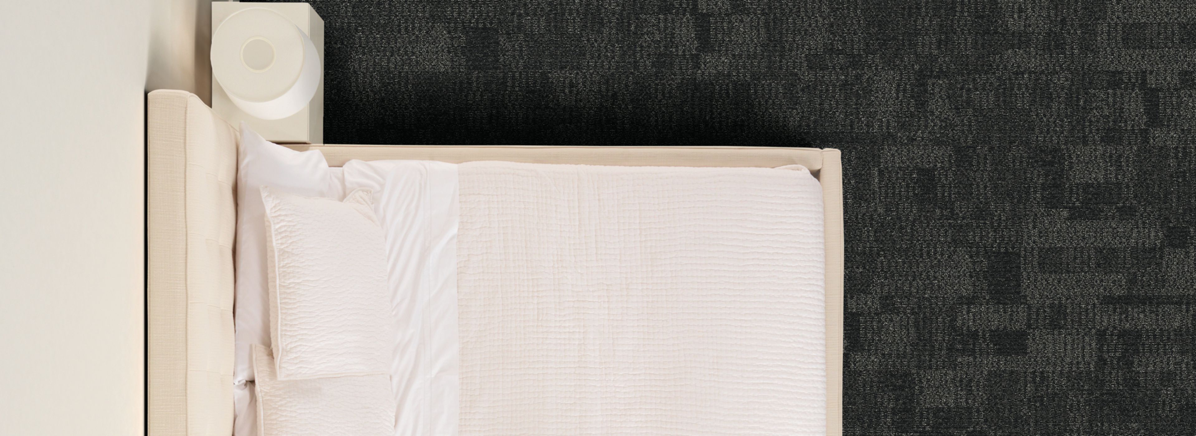 RMS 705 plank carpet tile and Studio Set LVT in hotel guest room numéro d’image 1