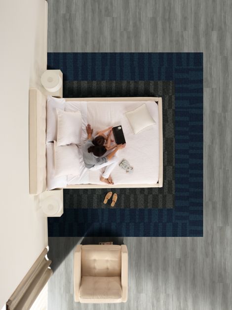 Interface RMS 706 plank carpet tile and Studio Set LVT in hotel guest room with mother and daughter numéro d’image 2