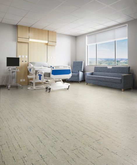 Interface Raw Materials plank LVT in Slate in a patient room. numéro d’image 2
