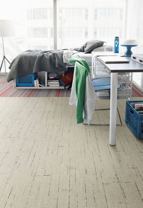 Interface Raw Materials plank LVT and Aglow plank carpet tile in residential living. numéro d’image 3