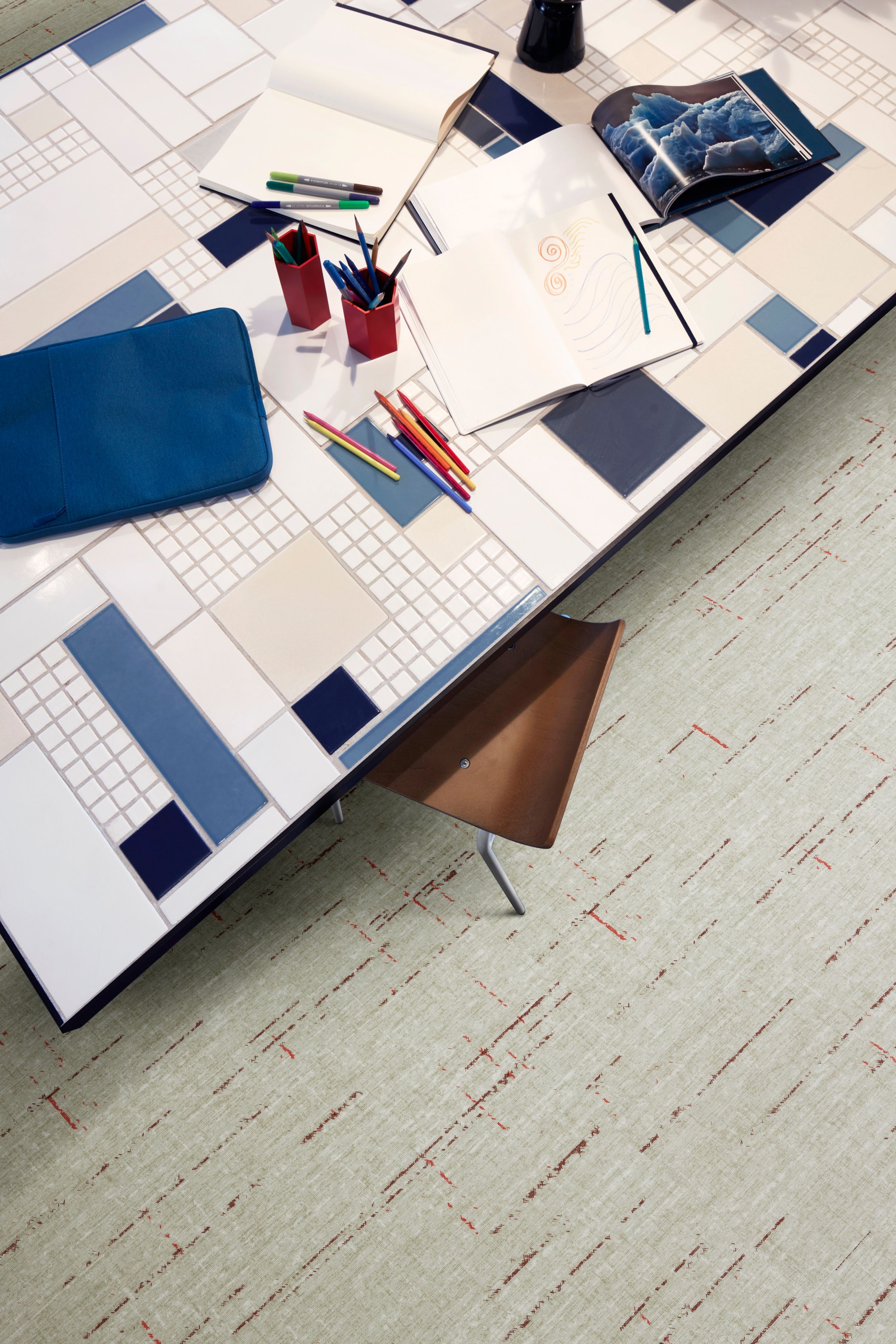 Interface Raw Materials plank LVT in Crimson in a collaborative space. numéro d’image 4