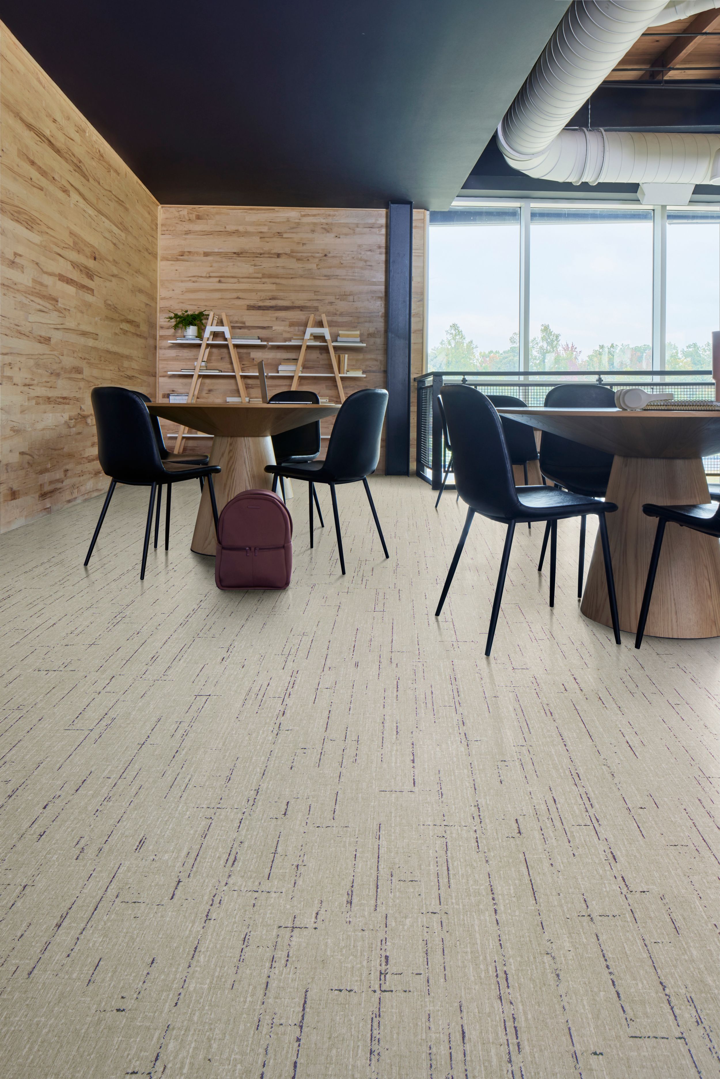 Interface Raw Materials plank LVT in Midnight Purple in collaborative space. numéro d’image 5