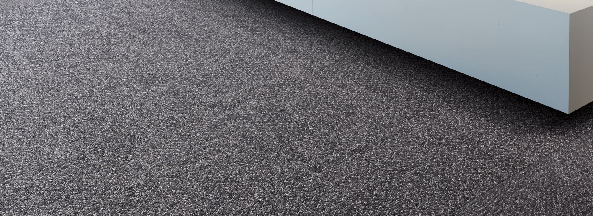 Interface Dover Street carpet tile in office with central white staircase número de imagen 1