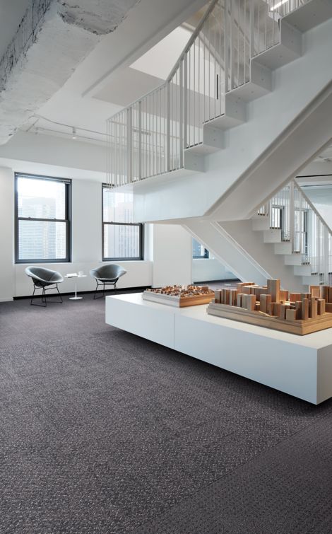 Interface Dover Street carpet tile in office with central white staircase imagen número 4