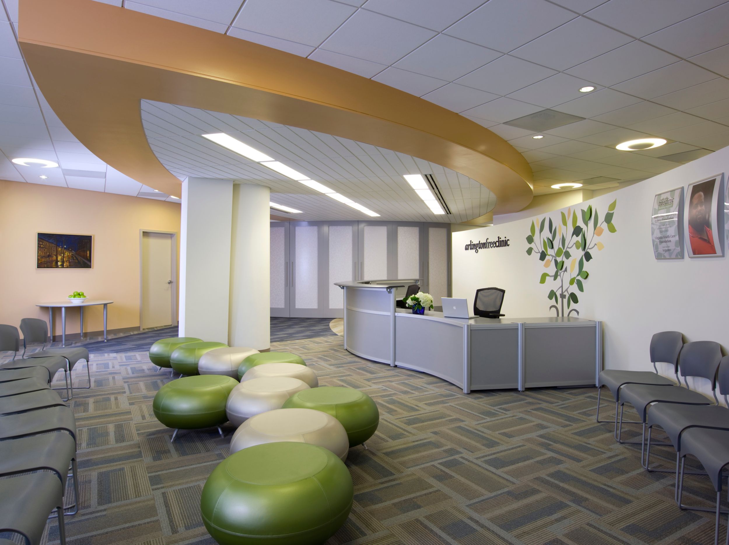 Interface Happening carpet tile in front desk area at Arlington Medical Facility imagen número 6