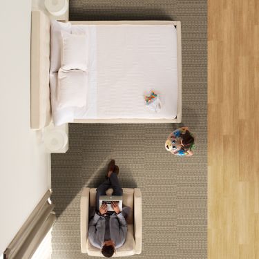 Interface RMS 102 carpet tile and Natural Woodgrains LVT in hotel guest room numéro d’image 1