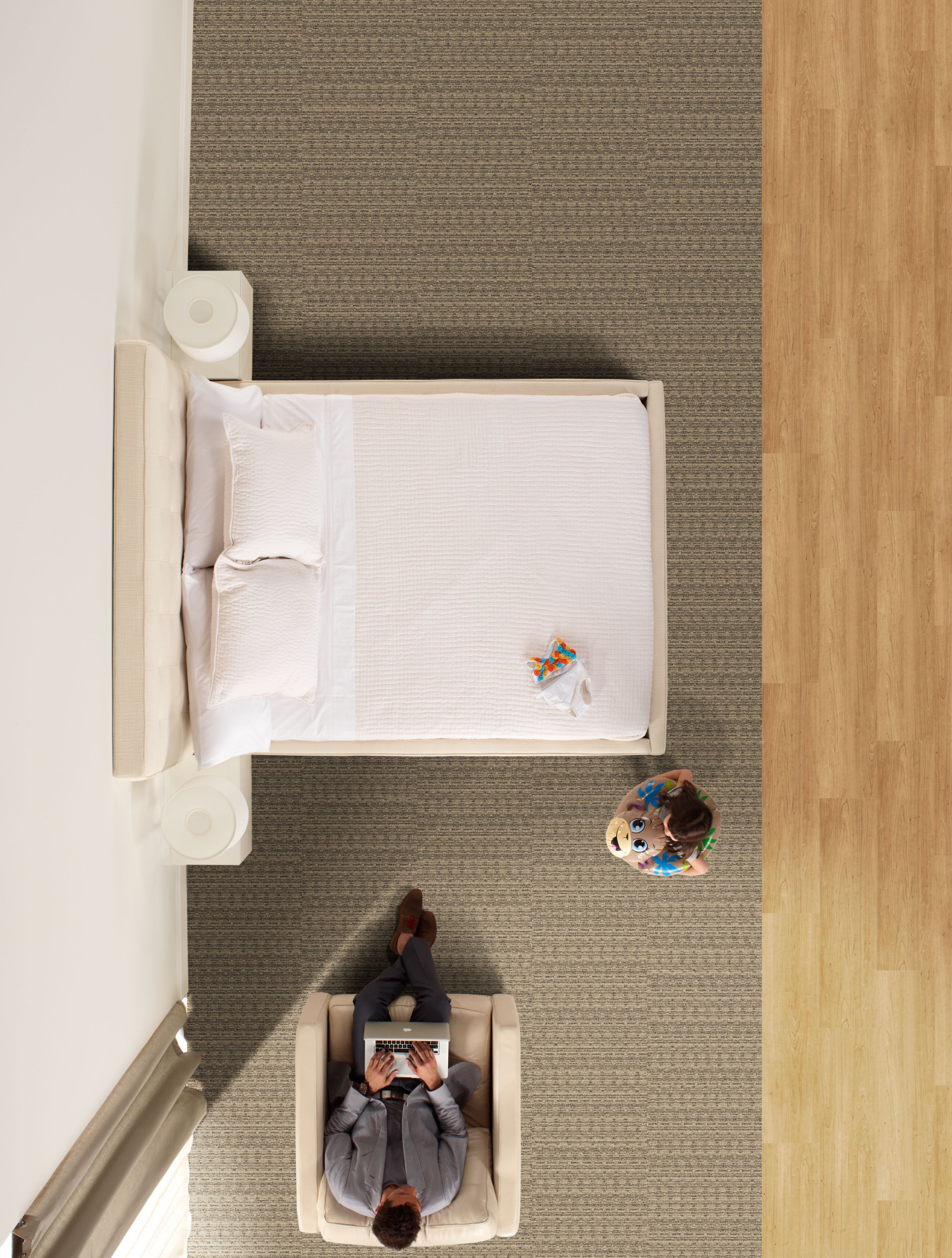Interface RMS 102 carpet tile and Natural Woodgrains LVT in hotel guest room imagen número 1