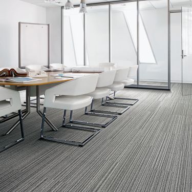 Interface SL920 plank carpet tile in meeting area with table and white chairs imagen número 1