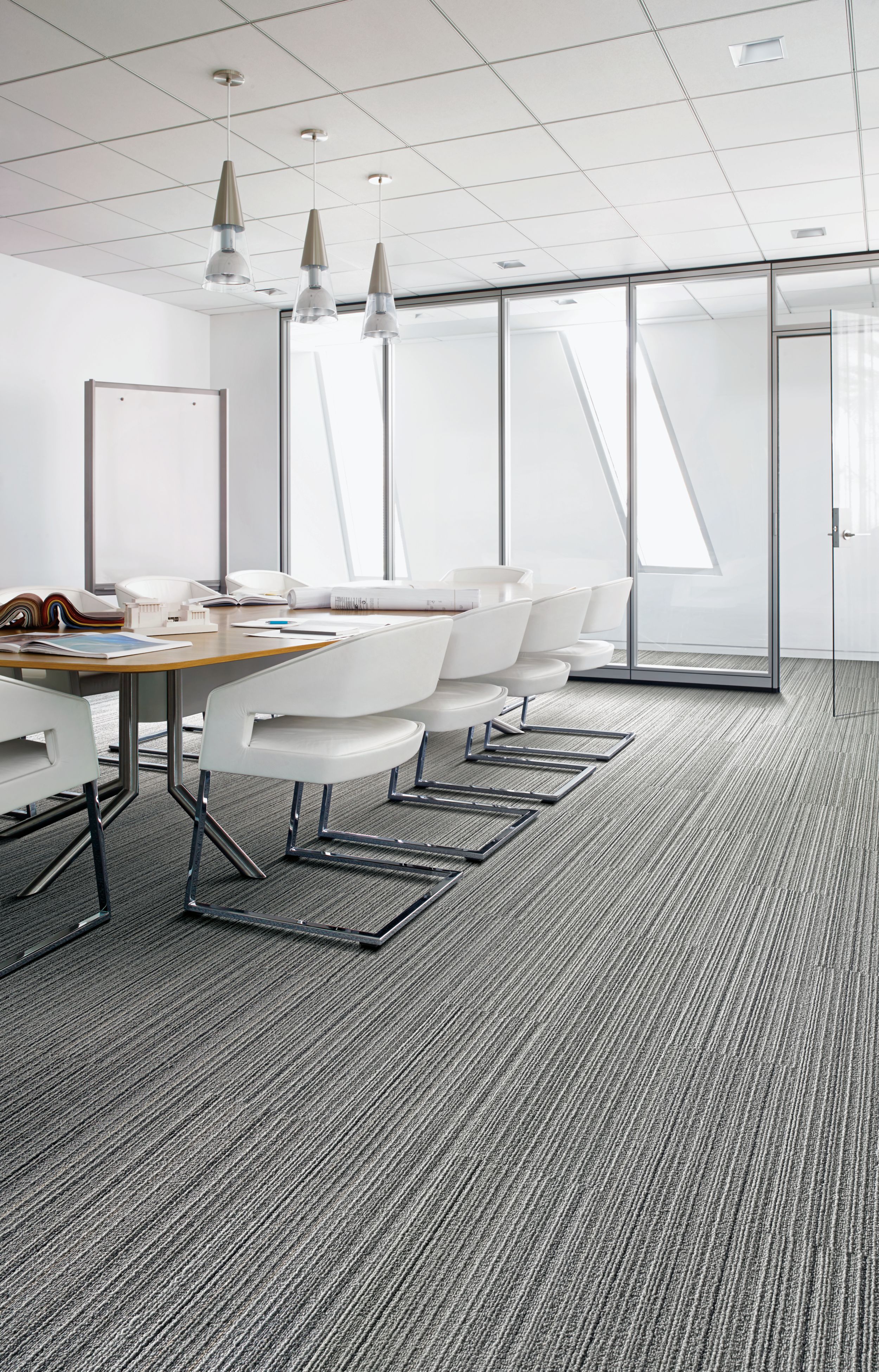 Interface SL920 plank carpet tile in meeting area with table and white chairs imagen número 1