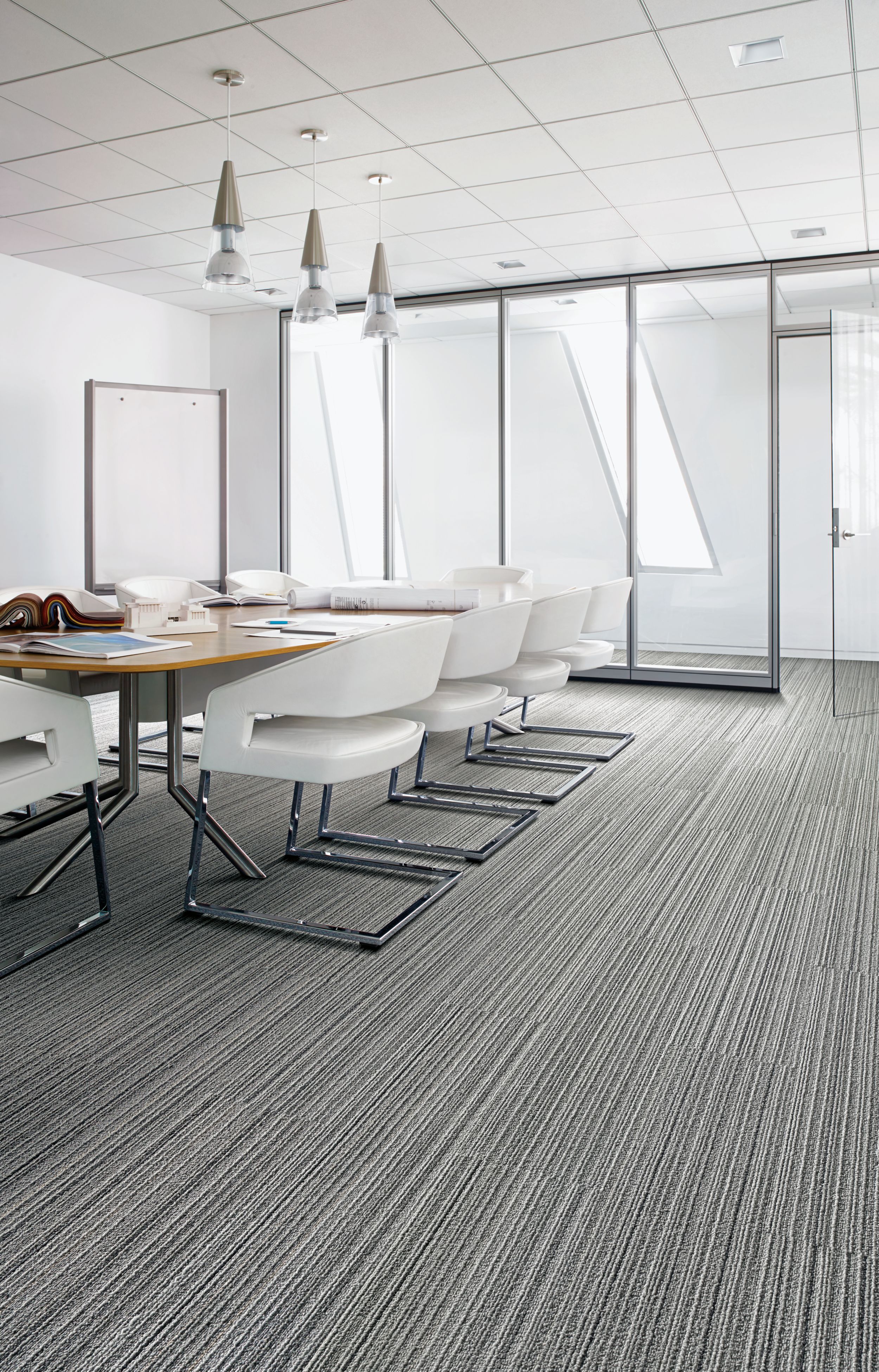 Interface SL920 plank carpet tile in meeting area with table and white chairs numéro d’image 1