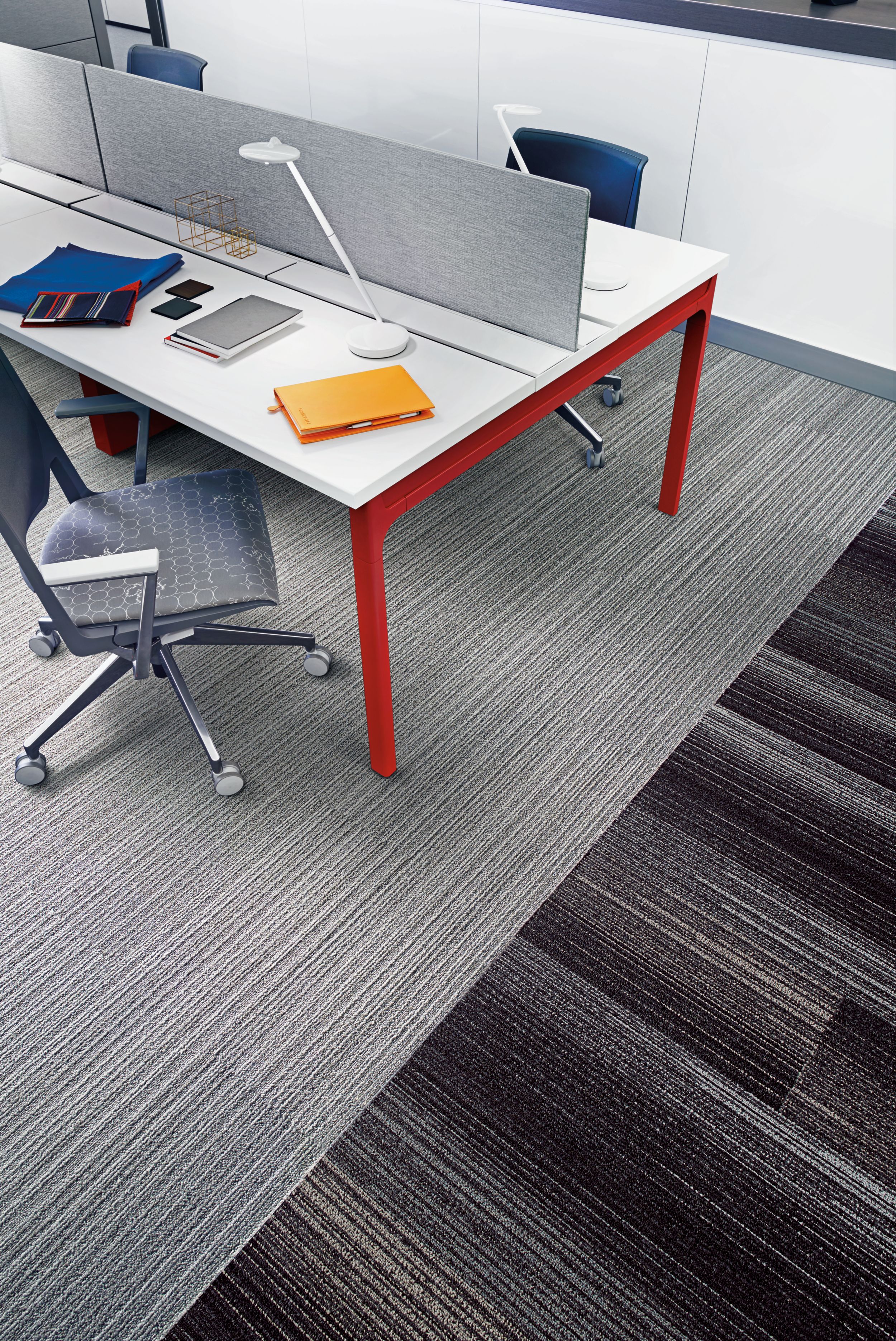 Interface SL910 and SL930 plank carpet tile with desk and chair imagen número 1