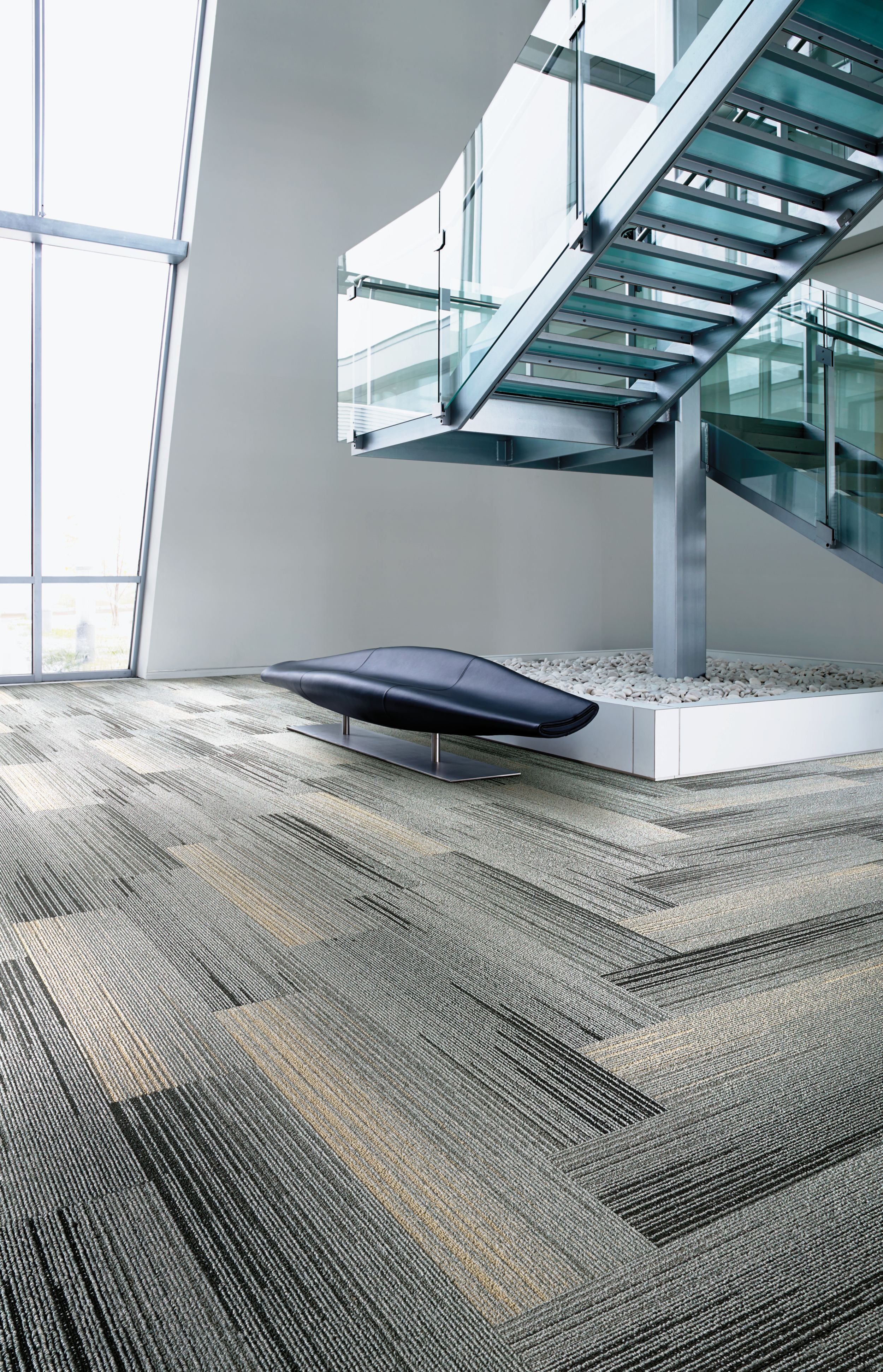 Interface SL930 plank carpet tile in stairwell area with bench numéro d’image 1