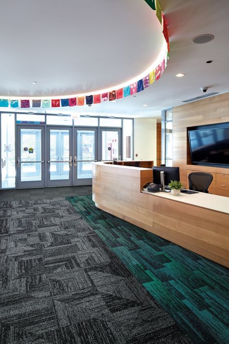 Interface Open Air 403 carpet tile in front desk area with multi color small flags overhead imagen número 2