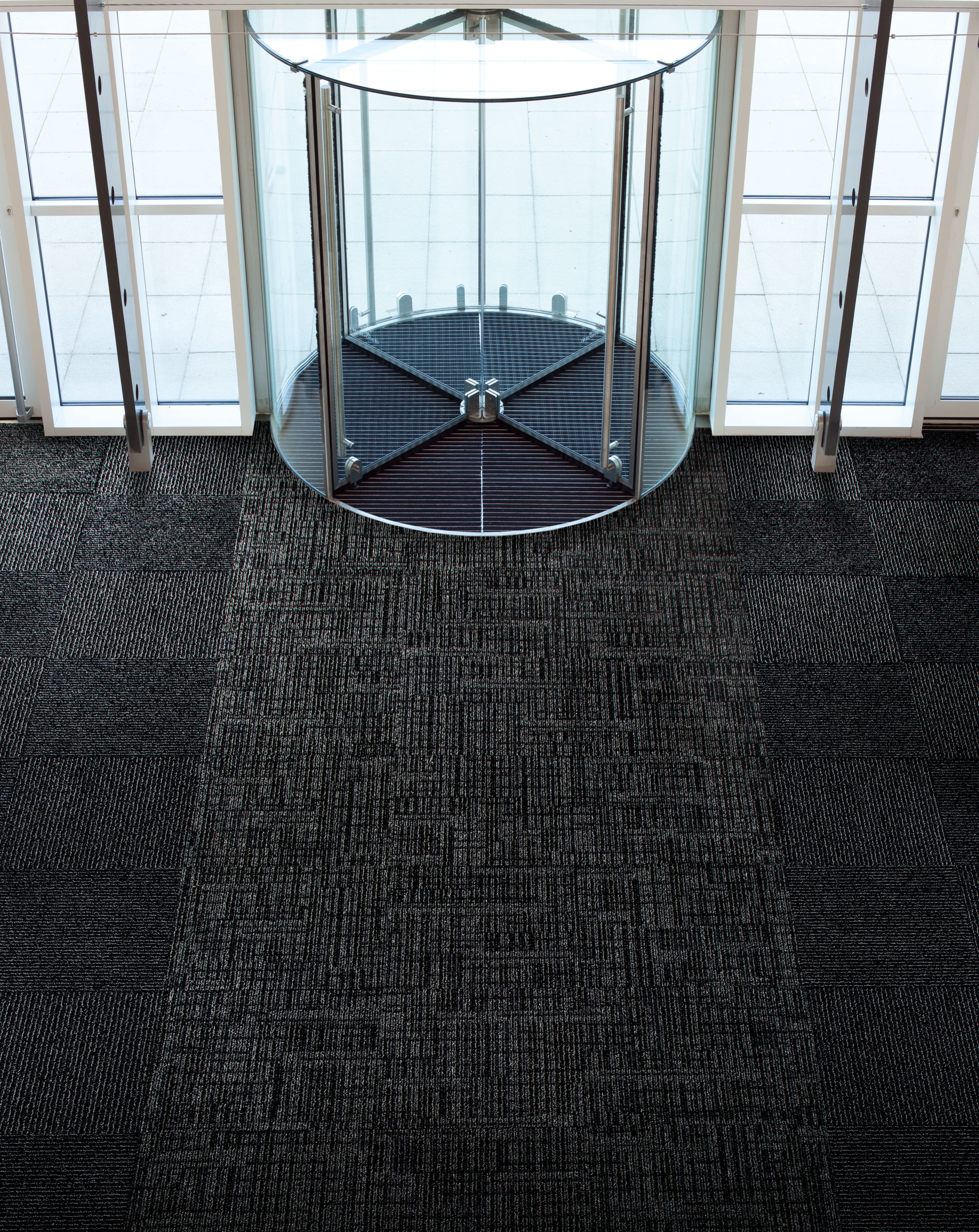Interface SR699 and SR899 carpet tile in entryway with revolving door imagen número 3