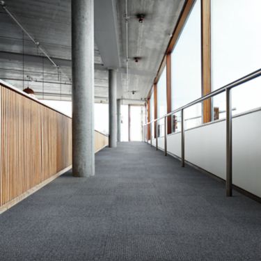 Interface SR799 carpet tile in a hallway setting with columns imagen número 1