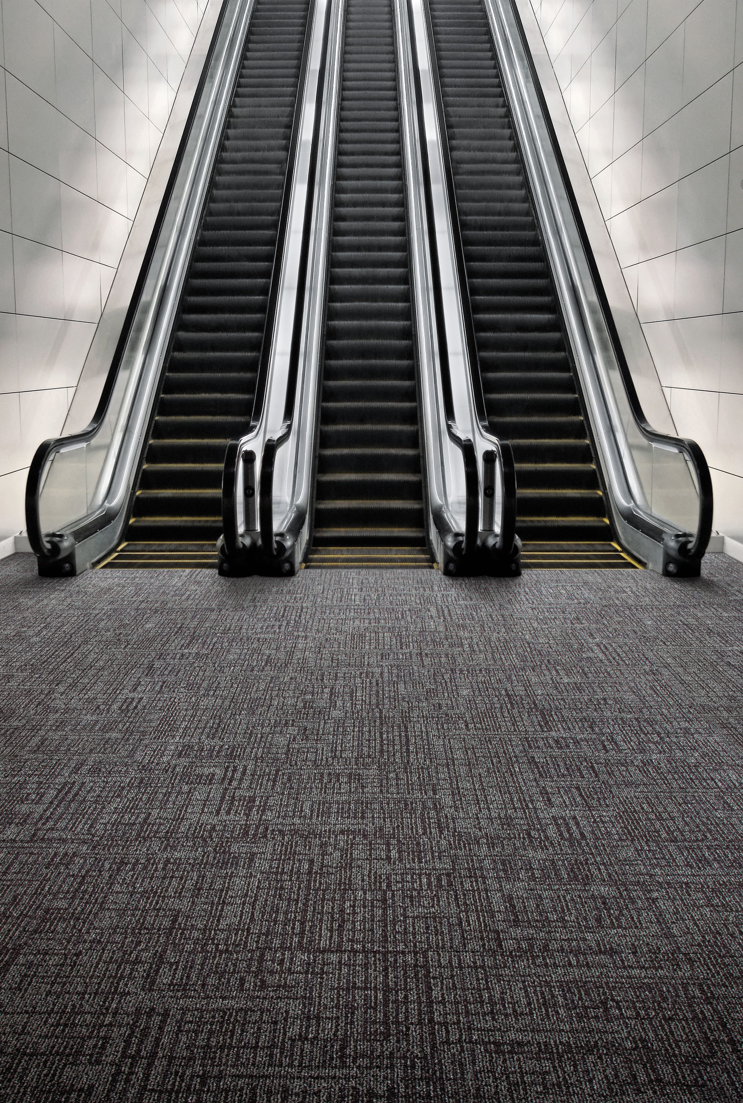 Interface SR899 carpet tile with escalator image number 1