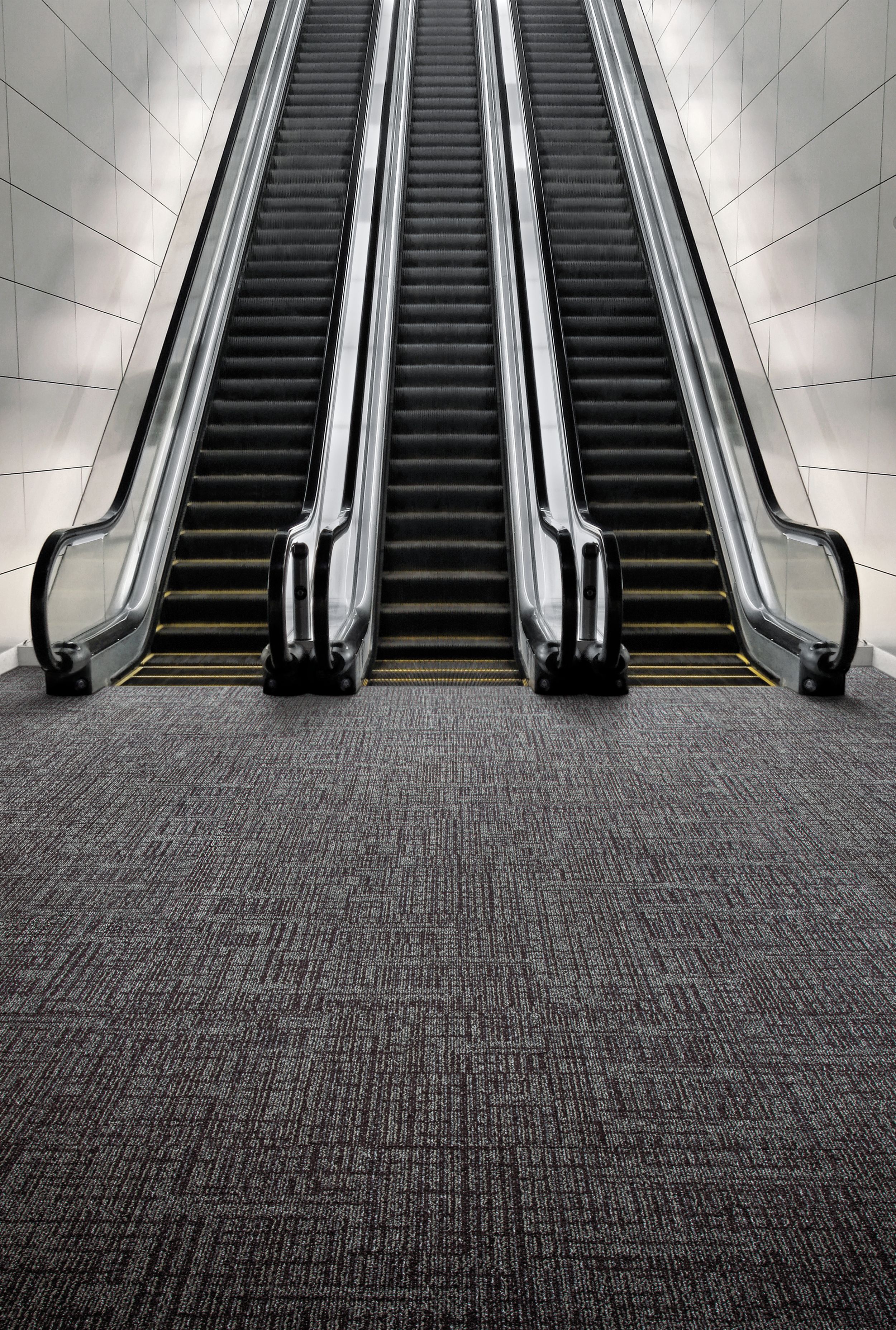 Interface SR899 carpet tile with escalator imagen número 4
