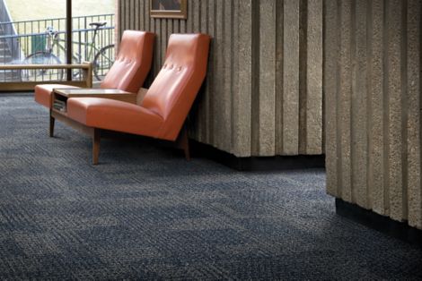 Interface SR999 carpet tile in lobby area with red chairs imagen número 2