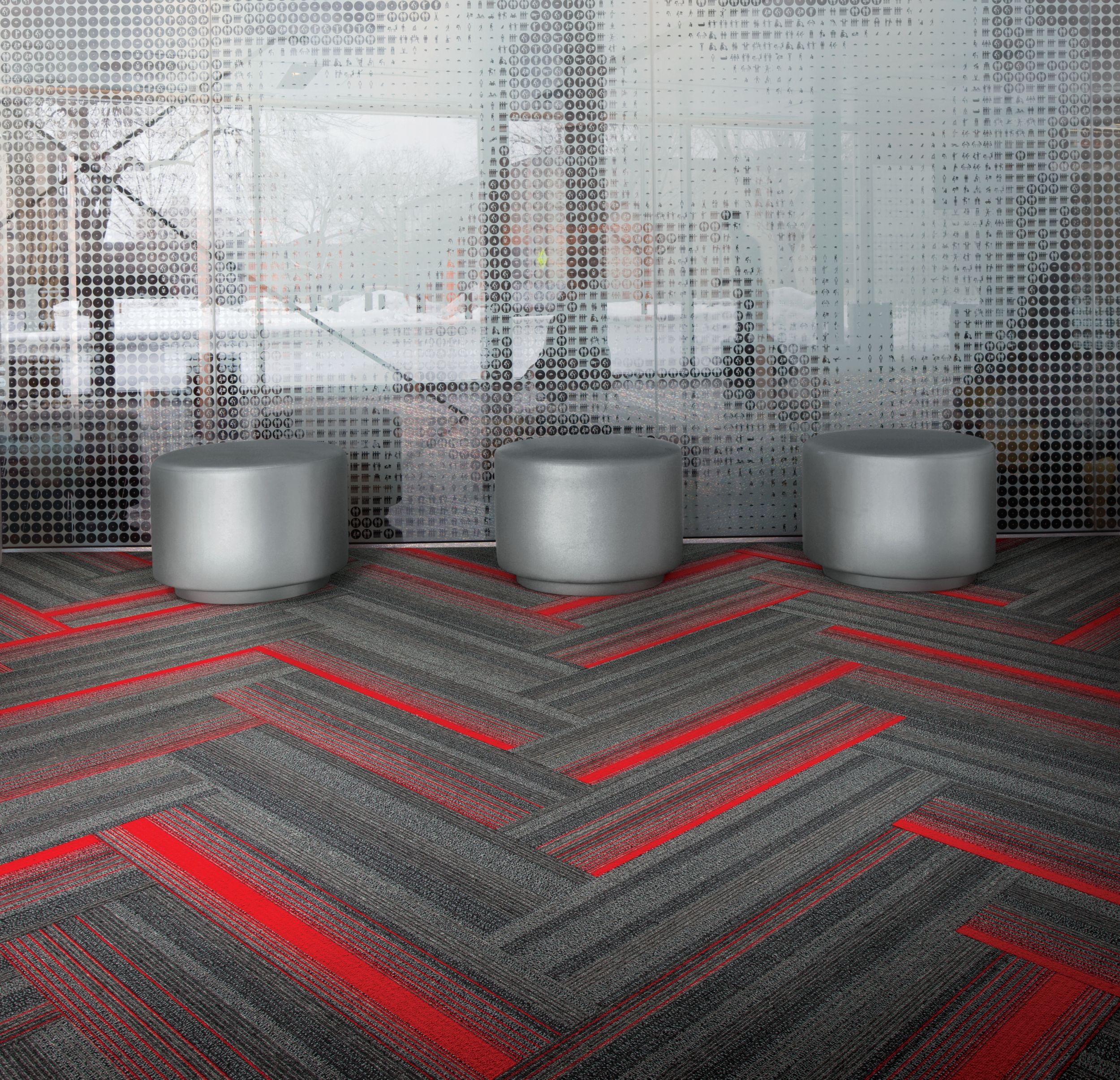 Interface SS217 and SS218 Carpet Tile in common area with three silver pots imagen número 5