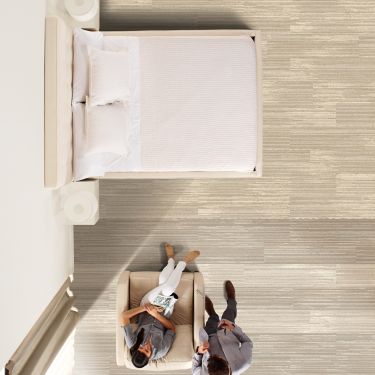 Aerial view of Interface SWTS 110 plank carpet tile in hotel guest room  numéro d’image 1