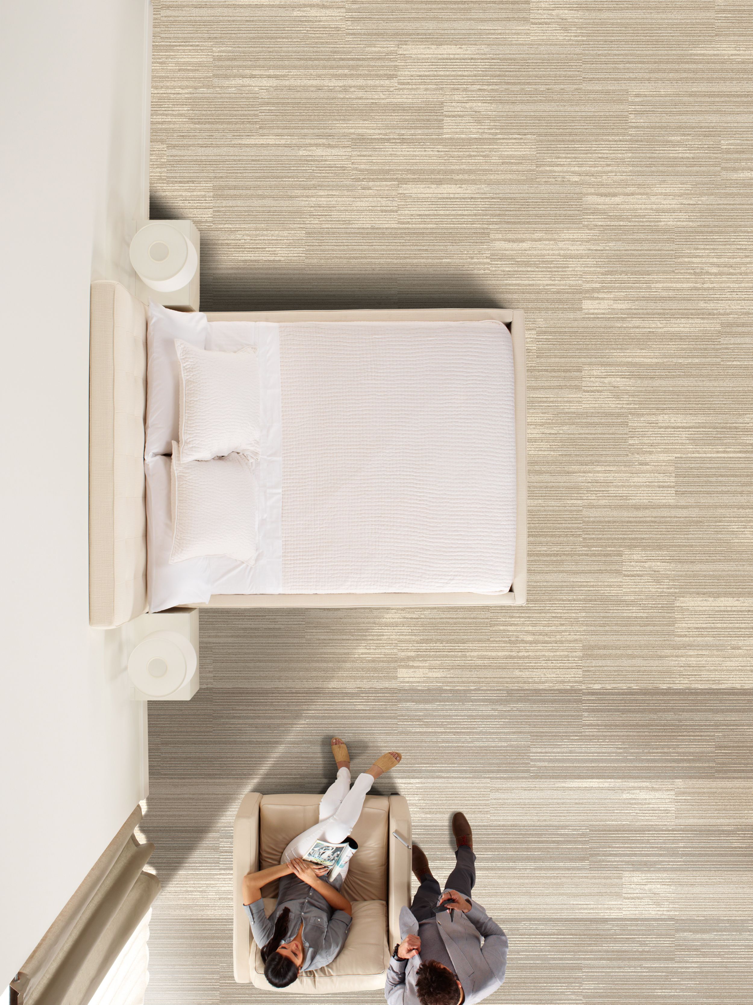 Aerial view of Interface SWTS 110 plank carpet tile in hotel guest room  imagen número 1
