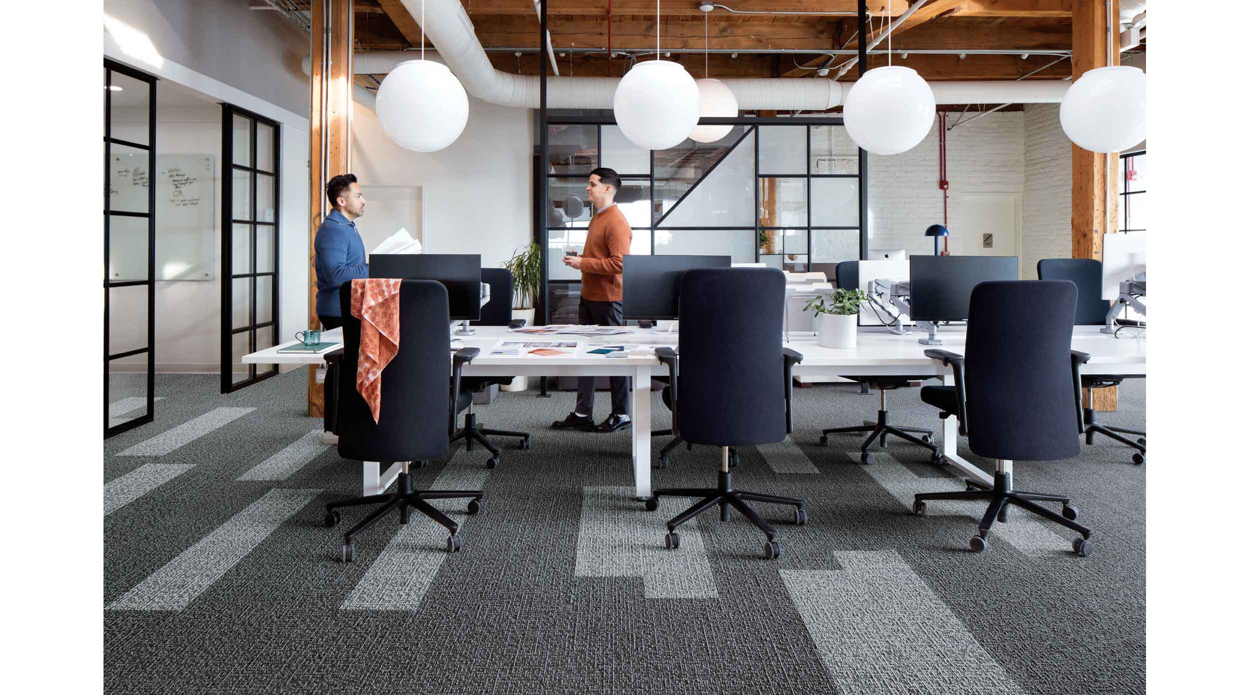 Interface Sashiko Stitch plank carpet tile in meeting room with two men talking imagen número 2