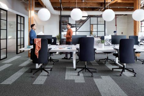 Interface Sashiko Stitch plank carpet tile in meeting room with two men talking numéro d’image 2