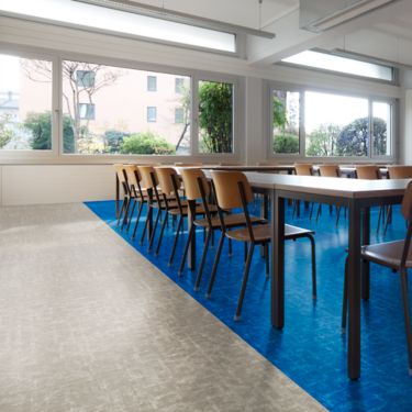 Interface Scorpio LVT in common area with long tables and chairs imagen número 1