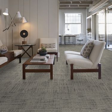 Living room with Screen Print carpet tile and white chairs imagen número 1