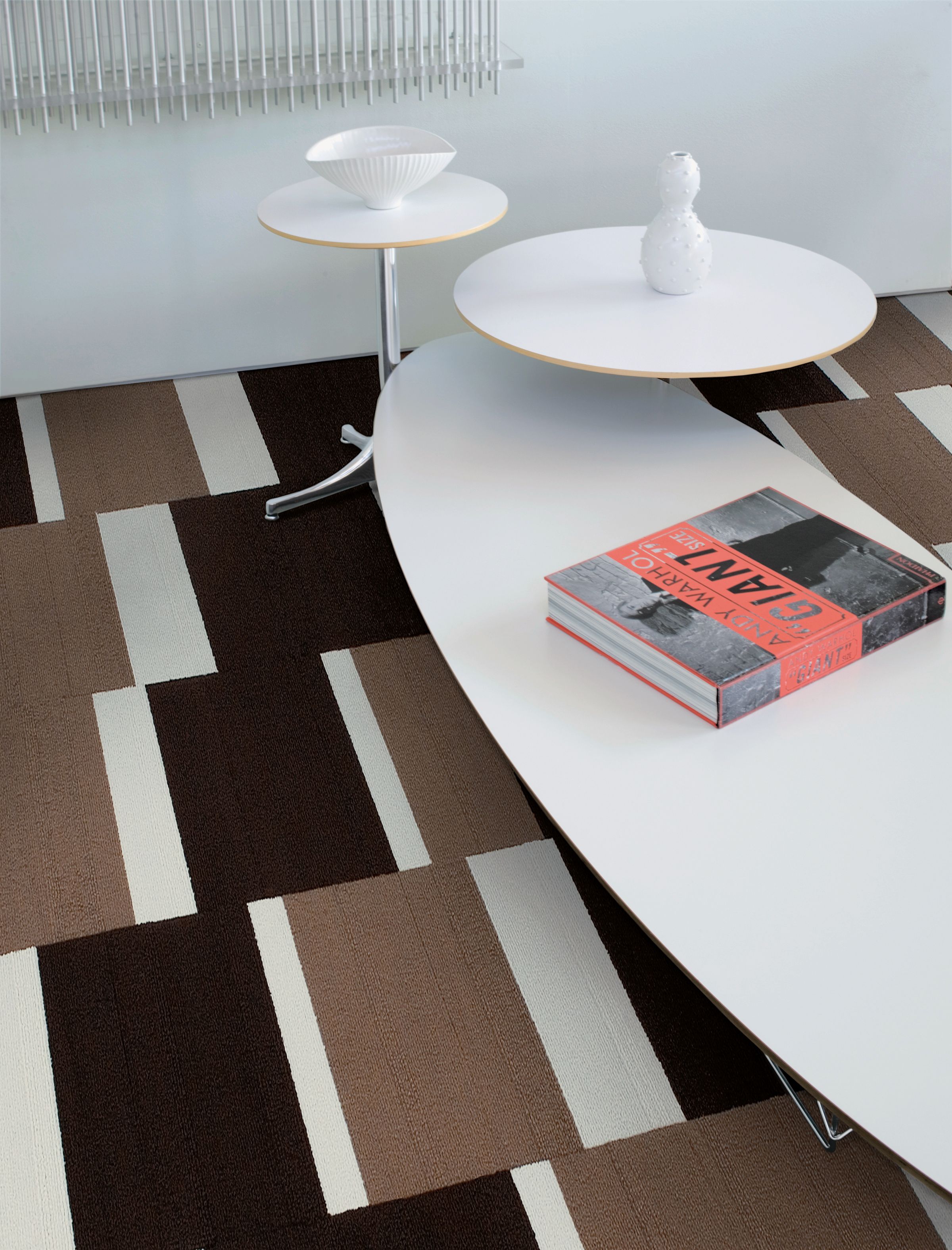 Interface Sew Retro carpet tile in modern office with white tables and large book imagen número 1