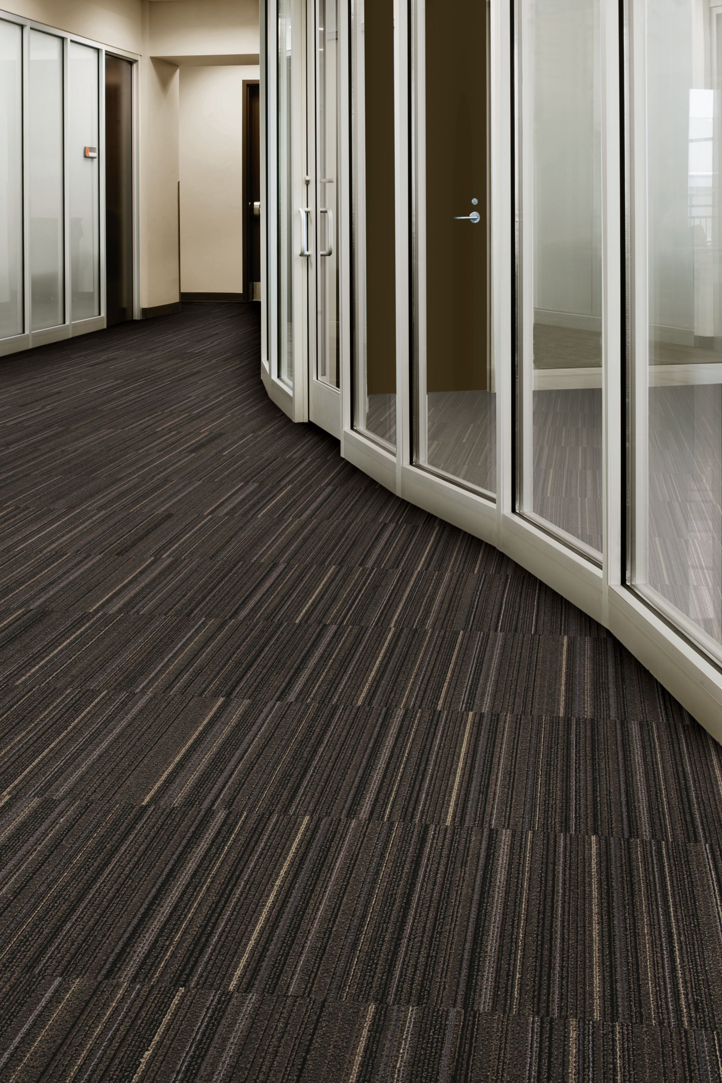 Interface Sew Straight carpet tile in workplace corridor imagen número 7
