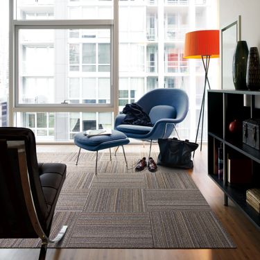 Interface Sew Straight carpet tile in office area with chair and lamp numéro d’image 1