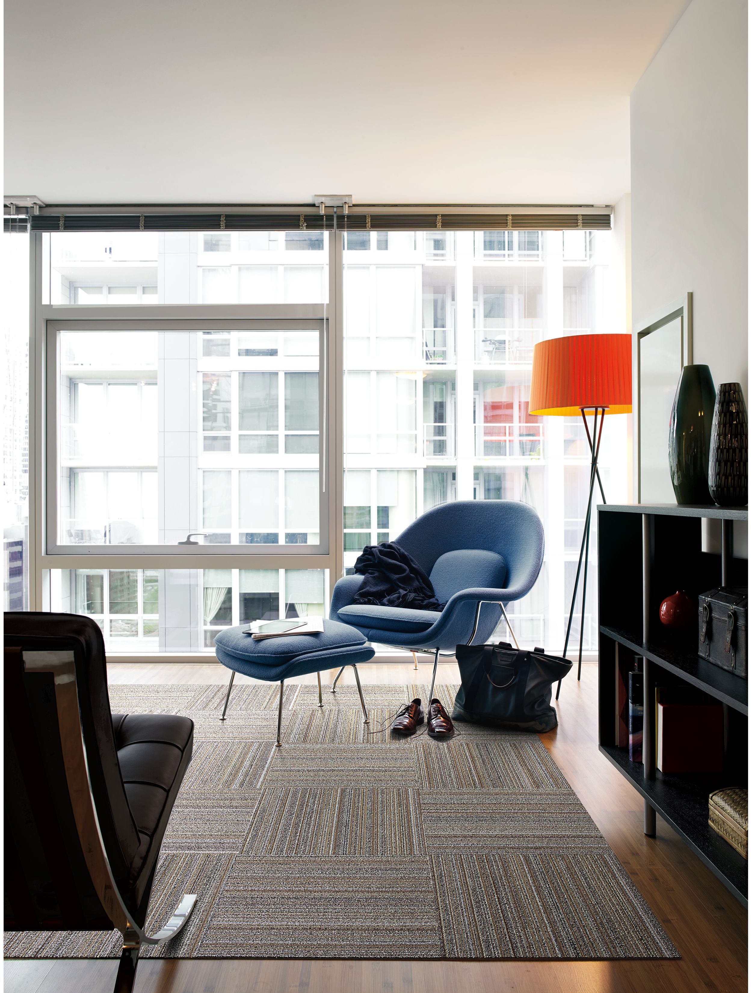 Interface Sew Straight carpet tile in office area with chair and lamp imagen número 1