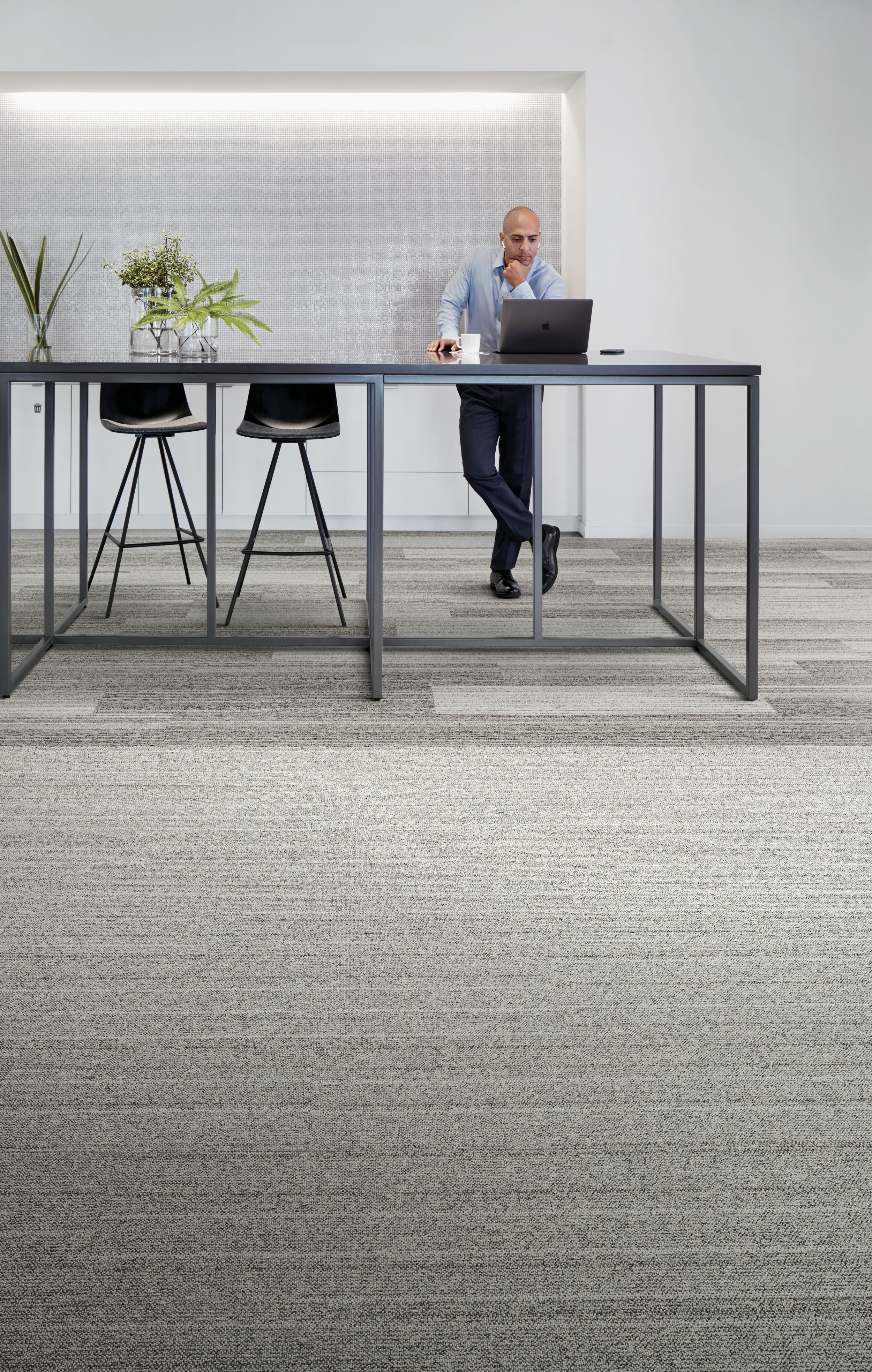Interface Shiver Me Timbers plank carpet tile with bar height table imagen número 2