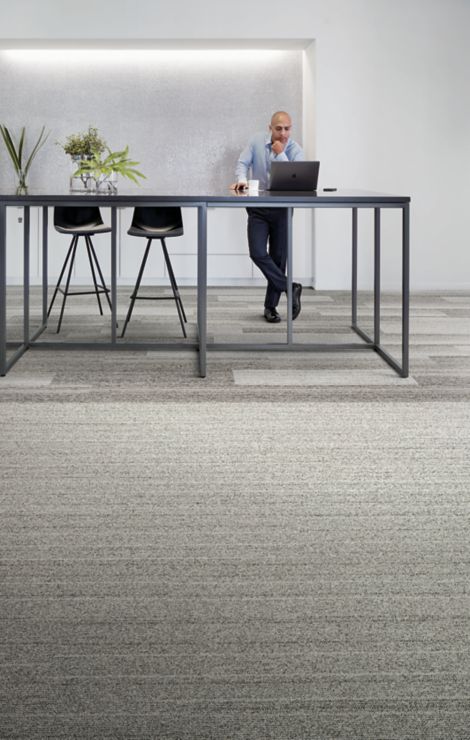 Interface Shiver Me Timbers plank carpet tile with bar height table imagen número 2