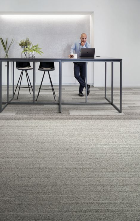 Interface Shiver Me Timbers plank carpet tile with bar height table numéro d’image 2