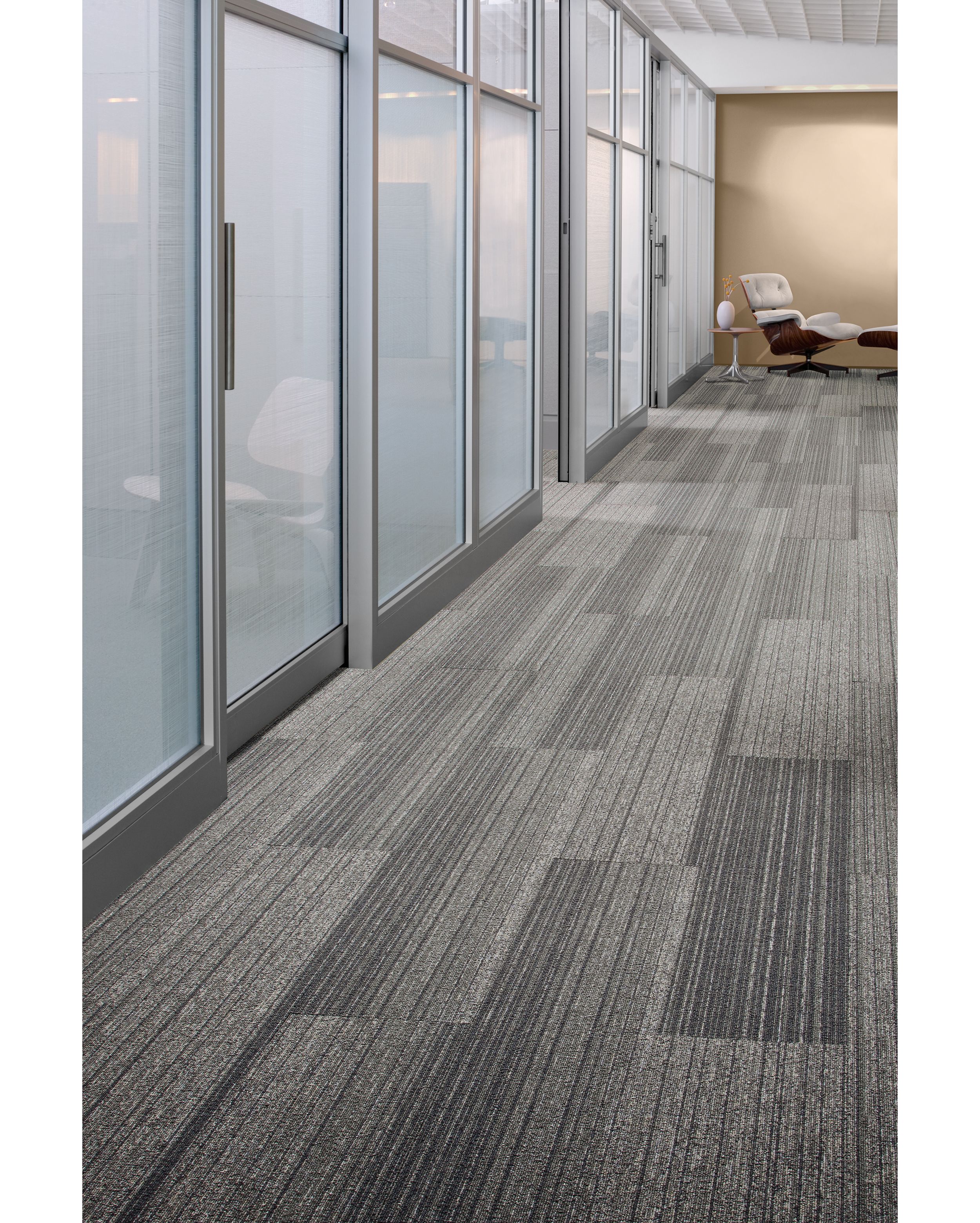 Interface Shiver Me Timbers plank carpet tile in office corridor imagen número 7